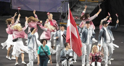 Latvijas karogs atklāšanas ceremonijā plīvoja Diānas Krūmiņas un Riharda Snikus rokās.