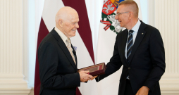 Valsts prezidents Edgars Rinkēvičs (no labās) un tiesību zinātņu doktors, bijušais Ministru prezidents Valdis Birkavs piedalās pasākumā Rīgas pilī, kas veltīts 30 gadiem kopš Krievijas okupācijas armijas izvešanas no Latvijas Republikas.