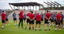 Latvijas futbola vilki – pagaidām vēl Piņķos, bet jau rīt lidos uz Erevānu.