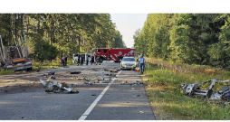 Ne tikai policijas, bet arī tieslietu ekspertu, "Latvijas valsts ceļu" un CSDD pētnieki un modernā tehnika negadījuma vietā.