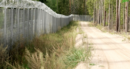 Žogs uz Baltkrievijas robežas migrantu plūsmu samazina, bet neaptur.