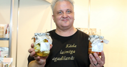 Iemīļotais operdziedātājs Sergejs Jēgers pēdējo gadu laikā ar paša gatavotajiem marinējumiem ir kļuvis arī par cienījamu mājražotāju un jaunu produktu veidotāju. "Pirms gada sasniedzu mērķi, ka mani produkti nokļūtu universālveikalā "Stockmann"," par panākumiem stāsta Jēgers.