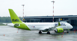 "airBaltic" lidmašīna RIX Rīgas lidostas teritorijā.