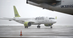 "airBaltic" lidmašīna RIX Rīgas lidostas teritorijā.