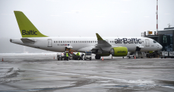 "airBaltic" lidmašīna RIX Rīgas lidostas teritorijā.