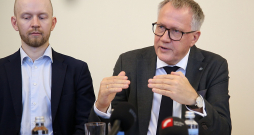 Finanšu ministrs Arvils Ašeradens (no labās) un Saeimas deputāts, partijas "Progresīvie" līdzpriekšsēdētājs Andris Šuvajevs preses konferencē informējot par piedāvātajām izmaiņām nodokļu politikā.