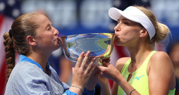 Aļona Ostapenko (no kreisās) un Ludmila Kičenoka ar ASV atklātā čempionāta dāmu dubultspēļu turnīra galveno trofeju.