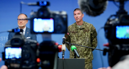 Aizsardzības ministrs Andris Sprūds (no kreisās) un Gaisa spēku komandieris pulkvedis Viesturs Masulis preses konferencē pirmdien informē par Rēzeknes novadā sestdien nokritušo bezpilota lidaparātu.