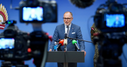Andris Sprūds prese konferencē pirmdien informē par Rēzeknes novadā sestdien nokritušo bezpilota lidaparātu..