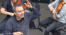 Jērgs Vidmanis un "Sinfonietta Rīga" mēģinājumā.