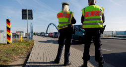 Vācijas policijas patruļa uz Vācijas–Polijas robežas Frankfurtē pie Oderas. Nav izslēgts, ka Vācijas gatavošanās tikt vaļā no nelegālajiem migrantiem izvērtīsies ES vienotības pārbaudē.