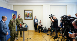 Aizsardzības ministrs Andris Sprūds (no kreisās), Gaisa spēku komandieris pulkvedis Viesturs Masulis un Nacionālo bruņoto spēku komandieris ģenerālleitnants Leonīds Kalniņš piedalās aizsardzības nozares preses brīfingā Aizsardzības ministrijā, kurā informē par Rēzeknes novadā nokritušo bezpilota lidaparātu.