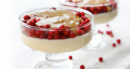  Panna cotta ar brūklenēm un karameļu mērci .