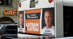 Partijas "Katram un katrai" 14. Saeimas vēlēšanu reklāma uz sabiedriskā transporta.