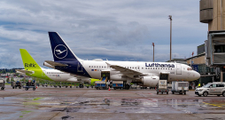 "Air Baltic" un "Lufthansa" lidmašīnas Cīrihes (Šveice) lidostā.