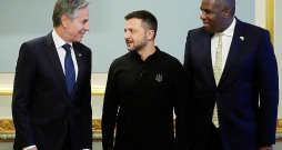 ASV valsts sekretārs Entonijs Blinkens (no kreisās) un britu ārlietu ministrs Deivids Lamijs (no labās) trešdien Kijivā tikās ar Ukrainas prezidentu Volodimiru Zelenski un paziņoja par jaunu palīdzību Ukrainai cīņā pret Krievijas agresiju.