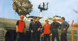 Cenzūra ļoti uzmanīja ostas fotogrāfiju nonākšanu presē, tomēr 1987. gada žurnālā "Zvaigzne" lepojās Rīgas tirdzniecības ostas "viena no labākajām dokeru brigādēm". "Tajā bija nolasījušies izmanīgi cilvēki, kas tēloja baigos komjauniešus. Viņi spieda uz ideoloģiju," teic Ainārs Treijs.