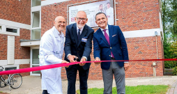 RSU pirmās filiāles atklāšana – Elbas slimnīcas Neiroloģijas nodaļas vadītājs Holgers Šmits (no kreisās), RSU rektors Aigars Pētersons un Latvijas veselības ministrs Hosams Abu Meri.
