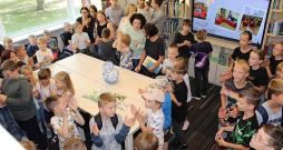 Nepacietīgi gaidīto Blomes bibliotēkas jauno lasītavu vietējie un kaimiņu pagastu bērni ieraudzījuši tikai atklāšanas dienā un visiem acis bijušas platas.
