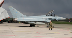 Militārais gaisa kuģis "Eurofighter" NATO Baltijas gaisa telpas patrulēšanas misijas mediju dienas laikā Nacionālo bruņoto spēku militārajā bāzē "Lielvārde".