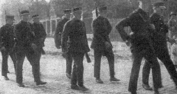 Policijas patruļa pie Brāļu kapiem.