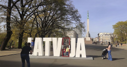 Eiropas Savienības statistikas biroja prognoze Latvijai turpmākajos gadu desmitos sola straujāko iedzīvotāju skaita kritumu visā ES. Pamatscenārijs liecina, ka Latvijā 2100. gadā būs nepilni 1,2 miljoni iedzīvotāju.