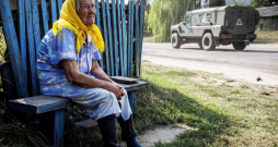 Ukrainas pierobežā 88 gadus vecā Marija noraugās uz Ukrainas armijas kolonnu.