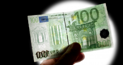 Latvijas Banka iesaka cilvēkiem labi iepazīt savu naudu, aicinot izpētīt dizaina un drošības elementus, kas atrodami Latvijas Bankas un Eiropas Centrālās bankas mājaslapās.