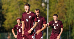 Pēdējos gados traumu mocītais Dario Šits (priekšplānā) Latvijas jauniešu izlasēs aizvadījis 11 spēles, kurās guvis sešus vārtus.