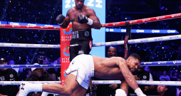 Lielbritānijas bokseris Daniels Dubuā sestdien Vemblija stadionā cīņā par Starptautiskās Boksa federācijas (IBF) smagsvaru čempiona jostas nosargāšanu negaidīti pārliecinoši uzvarēja tautieti Entoniju Džošua.