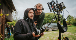 Filmu studija "Mistrus Media" Smiltenes novadā sākusi darbu pie režisora Reiņa Kalviņa (no labās) jaunās kriminālfilmas "Klajumā aiz meža" uzņemšanas.