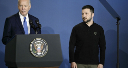 ASV prezidents Džo Baidens (no kreisās) un Ukrainas prezidents Volodimirs Zelenskis šā gada 11. jūlijā NATO samita laikā Vašingtonā.