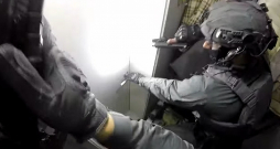 Aizturētā organizētās noziedzības līdera vārds netiek atklāts. Spriežot pēc policijas izplatītā video, vienas aizdomās turētās personas aizturēšana notikusi dzīvoklī ēkā Rīgā, Zaļajā ielā 10. Netiek gan atklāts, vai šī persona ir minētais līderis.
