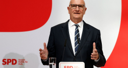 Brandenburgas federālās zemes premjers Dīters Voidke pirmdien preses konferencē Berlīnē. Voidkes popularitāte Brandenburgā sekmēja SPD panākumus vēlēšanās. 