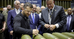 Ukrainas prezidenta Volodimira Zelenska ASV vizīte munīcijas rūpnīcā Skrentonā, Pensilvānijā. 