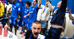 Roberts Savaļnieks (priekšplānā) līdz ar pārējiem "RFS" futbolistiem priecājas par sensacionālo uzvaru pret "Rīgu", kas ļauj pacilātā noskaņojumā gaidīt debiju UEFA Eiropas līgā.