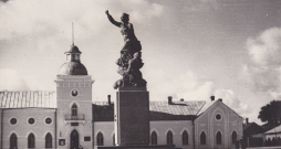 Piemineklis pilsētas valdes nama fonā, 1939. g.