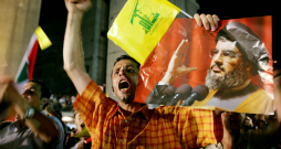 Libānas šiītu bruņotā grupējuma "Hezbollah" atbalstītājs ar līdera Hasana Nasrallas foto. 