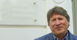 Aino Salmiņš: "Katrai pašvaldībai ir savas iespējas. Vienā pašvaldībā ir vairāk nekā simt policistu, citā – četri. Vienā vietā labas algas un tehnika, citā – minimālas algas, nodrošinājums un darbības."