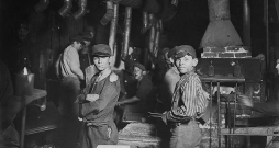 Naktsmaiņa stikla lietuvē ASV Indiānas štatā 1908. gadā.