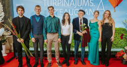 Filma "Pieaugšana. Turpinājums" pagājušajā nedēļas nogalē piedzīvoja pirmizrādi režisora Ivara Selecka dzimšanas dienā kinoteātrī "Splendid Palace" un jau guvusi atzinīgus dažādu paaudžu skatītāju vērtējumus. Attēlā: filmas pieci varoņi – Kārlis, Gļebs, Anete, Anastasija, Zane – pirmizrādes vakarā kopā ar režisoriem Armandu Začu (no kreisās) un Ivaru Selecki (trešais no labās).