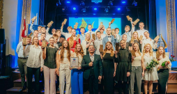 Murjāņu Sporta ģimnāzijas labākie audzēkņi 2023. gada skolas sporta laureāta pasākumā. Pirmās rindas centrā skolas direktors Sergejs Čevers.