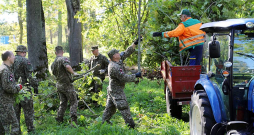 Pasaules talkas dienā Gulbenē notikusi Rūdolfa parka sakopšana, kurā piedalījušies vairāk nekā simts talkotāju, tostarp bruņoto spēku pārstāvji.