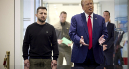 Ukrainas prezidents Volodimirs Zelenskis (no kreisās) piektdien Ņujorkā tikās ar bijušo ASV prezidentu Donaldu Trampu. 