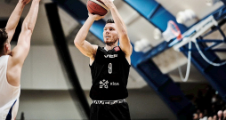 "VEF Rīgas" komandai un kapteinim Dairim Bertānam jārēķinās ar lielu Bonnas "Telekom Baskets" spēlētāju spiedienu aizsardzībā.
