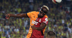 Šonedēļ ar "Galatasaray" Rīgā viesosies Viktors Osimens – viens no pasaules labākajiem futbola uzbrucējiem, viņa vērtība, kas vēl pērnvasar bija 120 miljoni, šobrīd nokritusi uz simtu. Pirms nepilniem trim gadiem spēles laikā nigērietis un slovāku aizsargs Milans Škrinjars sāpīgi sadūrās ar galvām, tāpēc bija spiests izlaist trīs mēnešus. Laukumā atgriezās ar aizsargmasku un, lai arī nav medicīniskas nepieciešamības, turpina to valkāt joprojām, jo tā jūtas drošāk.