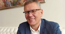 "Lielās stratēģijas vārdā mūsu strīdi un domstarpības vienkārši jānorij, jākāpj tām pāri. Ja Latvijā cena projektam tagad par augstu – jāmaksā vai jāatrod citi, vienkāršāki varianti. Nav ko žēloties, mākat paņemt arī no citiem, pieredze ir – savulaik nogremdējāt mūsu nacionālo aviokompāniju, uz tās rēķina dabūjāt tirgus daļu un biznesu savam "Air Baltic"," saka Aivars Jaeski.