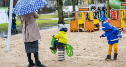 Pērn bērnu skaits vecumā līdz 14 gadiem samazinājās visos Latvijas reģionos. Lielākais bērnu īpatsvars bija Rīgas reģionā (16,2 % no reģiona iedzīvotāju kopskaita), mazākais – Latgalē (13,3 %). No novadiem vislielākais bērnu īpatsvars bija Mārupes novadā (25,9 % no visiem iedzīvotājiem bija bērni vecumā līdz 14 gadiem), bet vismazākais Krāslavas un Augšdaugavas novadā – attiecīgi tikai 10,6 un 11,4%.