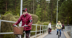 Asfalts vēl neesot paspējis atdzist, kad jau uz celiņa parādījušies velobraucēji.