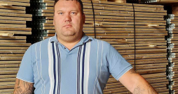 "Latvia Packing" dibinātājs Kaspars Elarts: "Ja pašvaldībā nerodu atbildi uz jautājumu, kur un kādi atbalsta veidi uzņēmējiem pieejami, tad no Jelgavas Biznesa inkubatora stundas laikā varu saņemt izsmeļošu atbildi, kur, cik liels finansējums konkrētai vajadzībai pieejams. Es zinu, kam piezvanīt. Bet kā lai divdesmitgadnieks to uzzina? Tas nekādi neveicina jaunu uzņēmēju rašanos novadā"